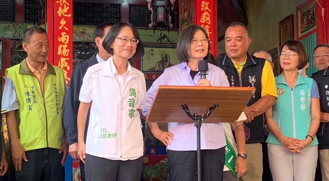 ▲蔡英文與吳音寧外型、髮型皆相似，今在彰化輔選行程小英、小音歡喜同框。（圖／吳音寧辦公室提供，2023.07.22）