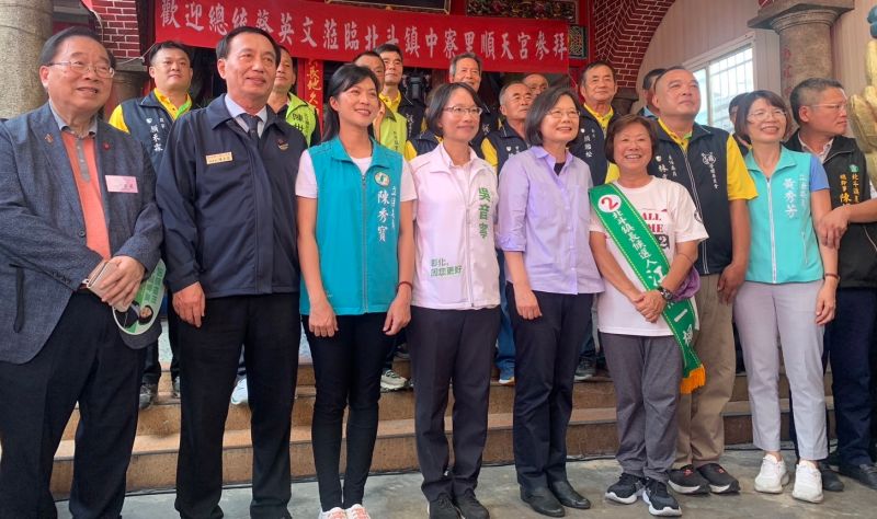 ▲蔡英文參拜北斗中寮順天宮，拉抬鎮長補選候選人江熊一楓、立委參選人聲勢。（圖／吳音寧辦公室提供，2023.07.22）