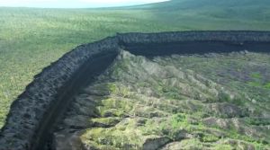 ▲位於西伯利亞切斯基的「巴塔蓋卡坑（Batagaika crater）」塌陷的規模越來越大，是全球暖化的明顯警訊。（圖／翻攝自路透社影片截圖）