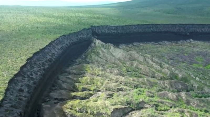 ▲位於西伯利亞切斯基的「巴塔蓋卡坑(Batagaika crater)」塌陷的規模越來越大,是全球暖化的明顯警訊。(圖/翻攝自路透社影片截圖)