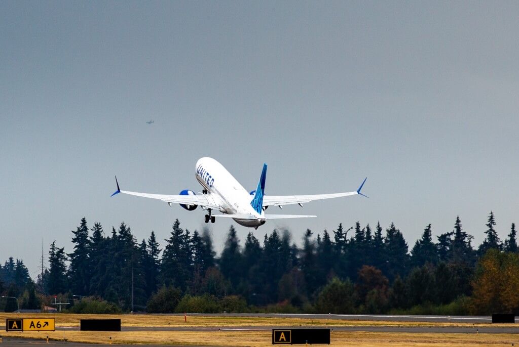 ▲中國民航局今（30）日宣布自2月1日起取消M503航線自北向南運行偏置措施，並將啟用M503航線W122、W123銜接航線由西向東運行。班機示意圖。（圖／取自facebook.com/United）