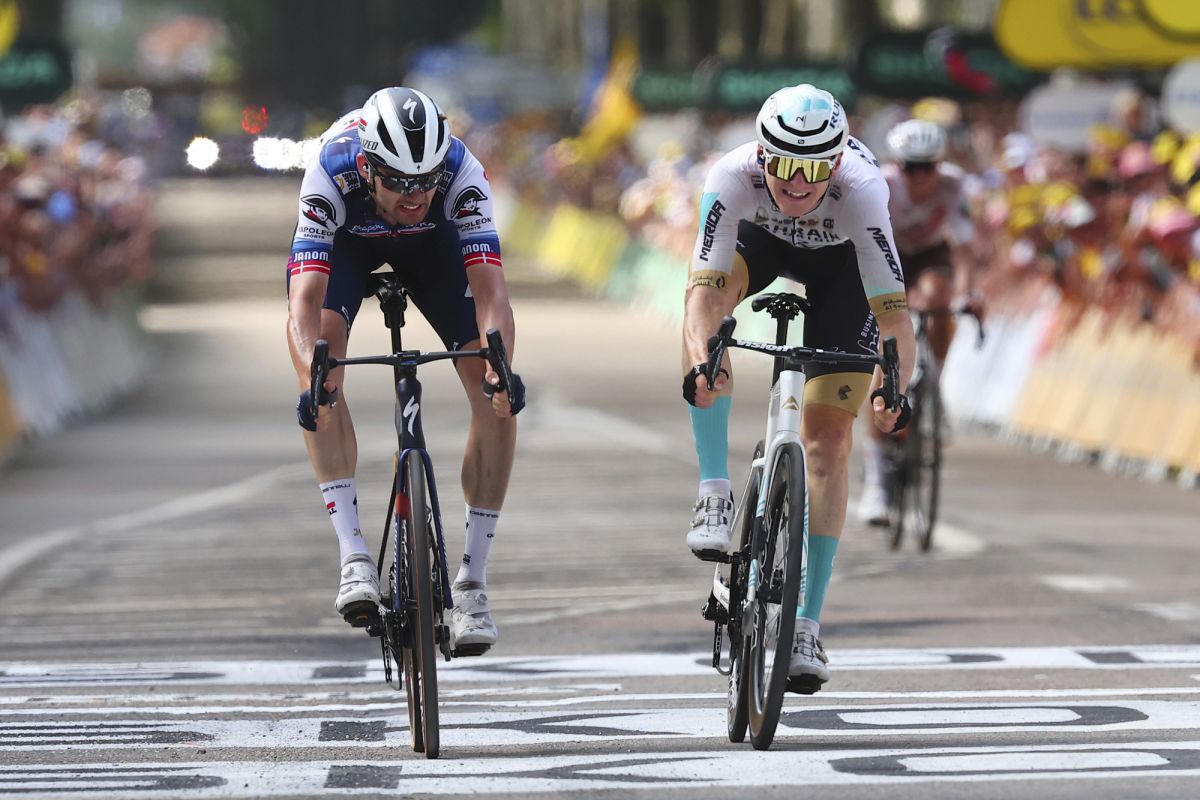 ▲巴林勝利車隊Matej Mohoric（右）與對手並肩進站，以「一框之差」驚險奪冠。（官方提供）