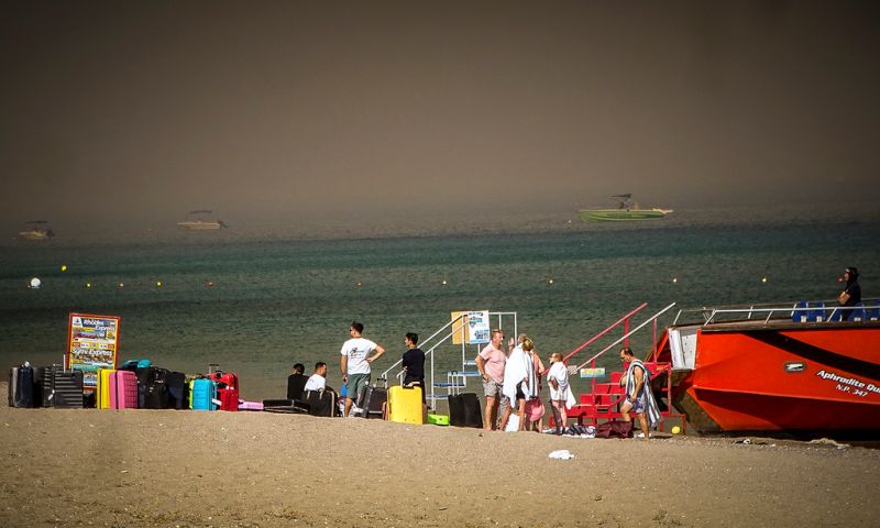 ▲希臘旅遊勝地羅得斯島（Rhodes）野火肆虐，情勢失控，當局今天出動數十艘船隻，由沙灘上接運超過2000民眾撤往安全地點。（圖／美聯社／達志影像）