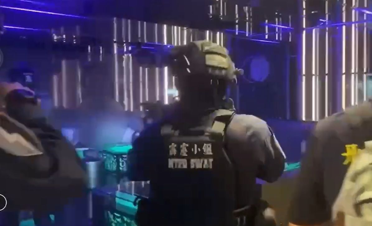 ▲新北市警局攻堅，逮捕竹聯幫、天道盟等幫派成員。（圖／翻攝畫面）