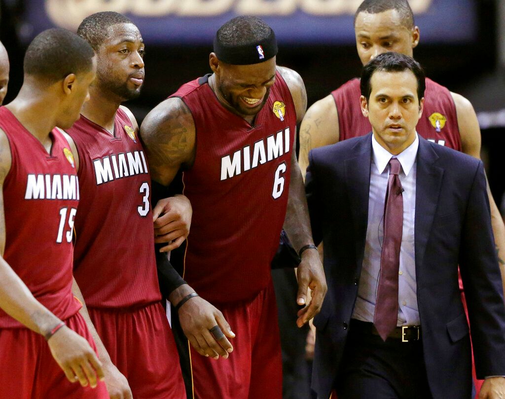 ▲熱火主帥Erik Spoelstra曾經執教過LeBron James，他坦言自己當年應該更多地讓後者去打中鋒。（圖／美聯社／達志影像）