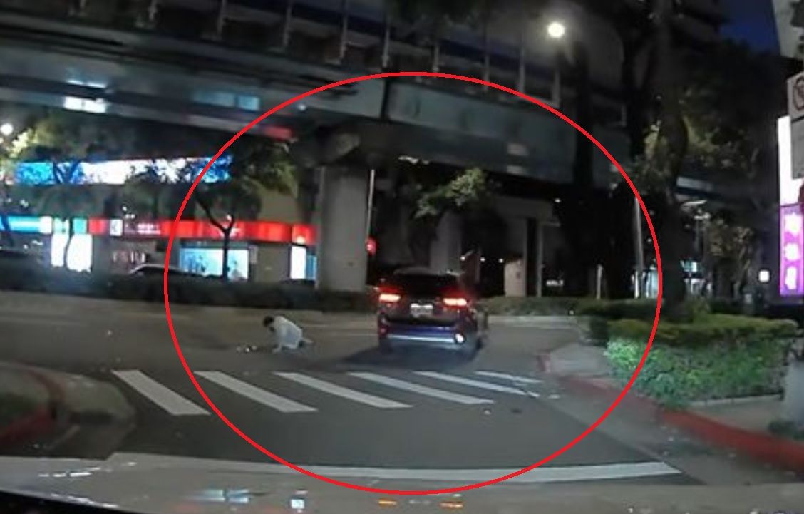 ▲休旅車行經北市松山區復興北路圓環之際，不但沒有禮讓行人，甚至還將行人撞擊彈飛、跌坐在地，之後更是肇事離開現場，過程全被後方的自小客車行車紀錄器拍下。（圖／翻攝爆廢1公社）