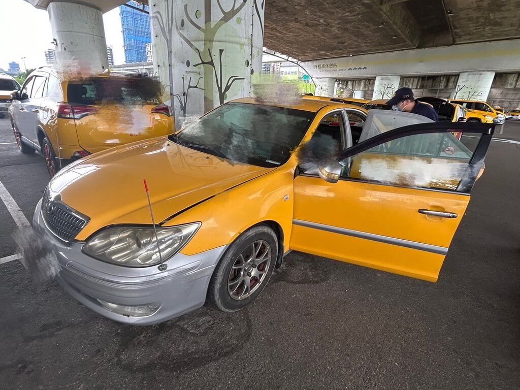 ▲22日上午，從事保全業的楊男，陳屍於新北市三重區重新橋下、疏洪十六路一台計程車上。（圖／翻攝畫面）