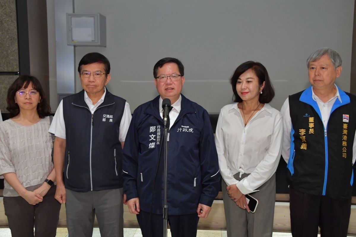 ▲鄭文燦上午視察基隆港西岸旅客中心郵輪作業，並接受媒體訪問。（圖／行政院提供）