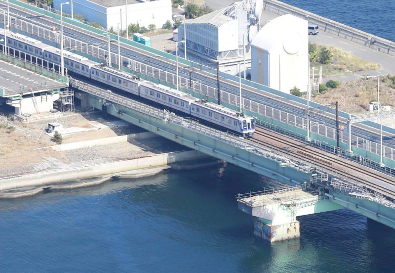 ▲日本大阪臨空城車站驚傳歹徒持刀揮砍，造成3人受傷。圖為南海電鐵開往關西機場的電車。（圖／美聯社／達志影像）