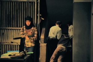 ▲雷嘉汭與飾演死刑犯的印尼籍演員張耀因入戲而淚崩。（圖／鏡文學提供）