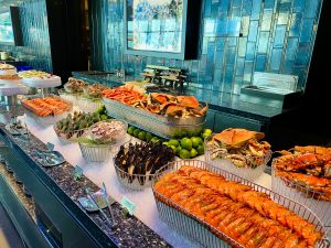 獨/饗A Joy隱藏服務!特製素食餐、晚餐貴在這 粉絲狂問紅龜粿 ▲海境餐區「豐潮」擺滿各澎湃當令海鮮。(圖/記者蕭涵云攝)