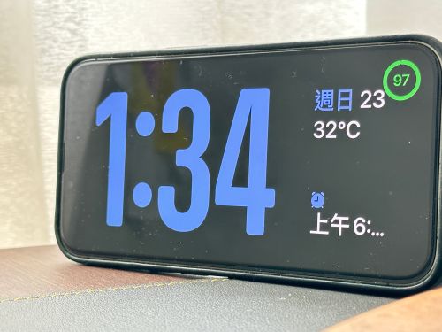 ▲iOS 17實測／待機模式超好用　不只是時鐘還可以成為「數位相簿」。（圖／周淑萍攝）