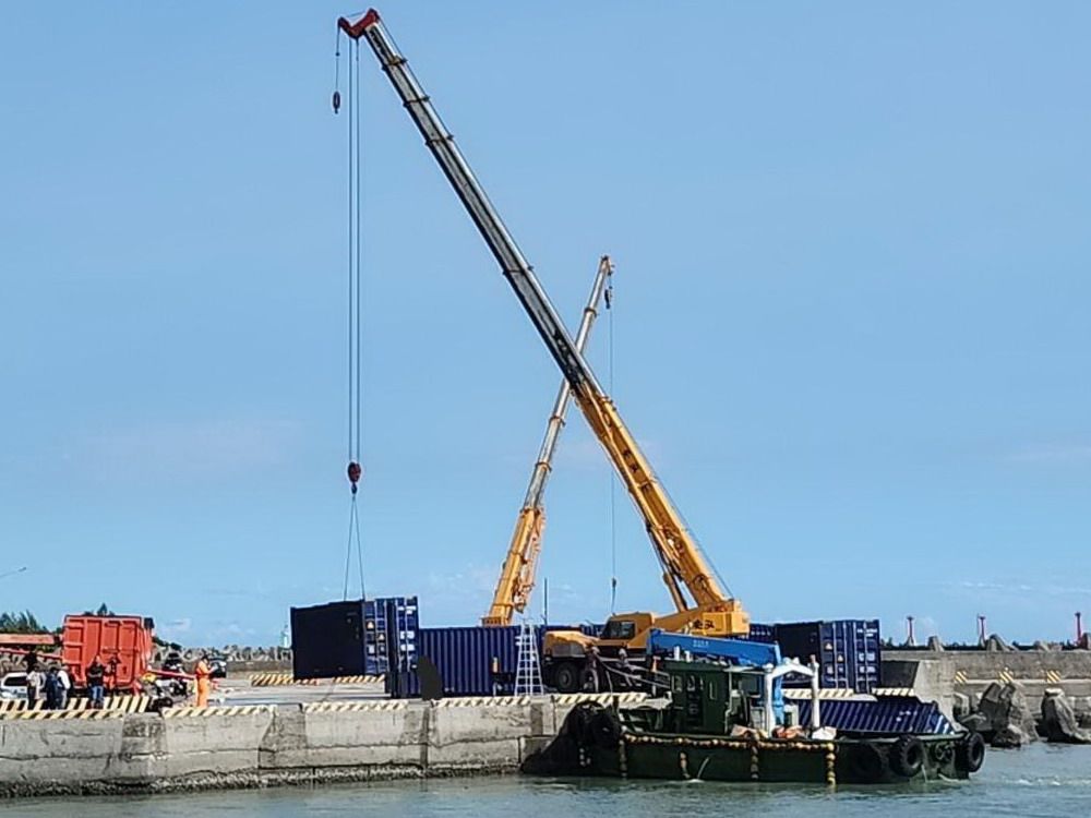 ▲台灣港務公司高雄港務分公司持續進行落海貨櫃打撈事宜。(圖／記者黃守作攝，2023.07.23)