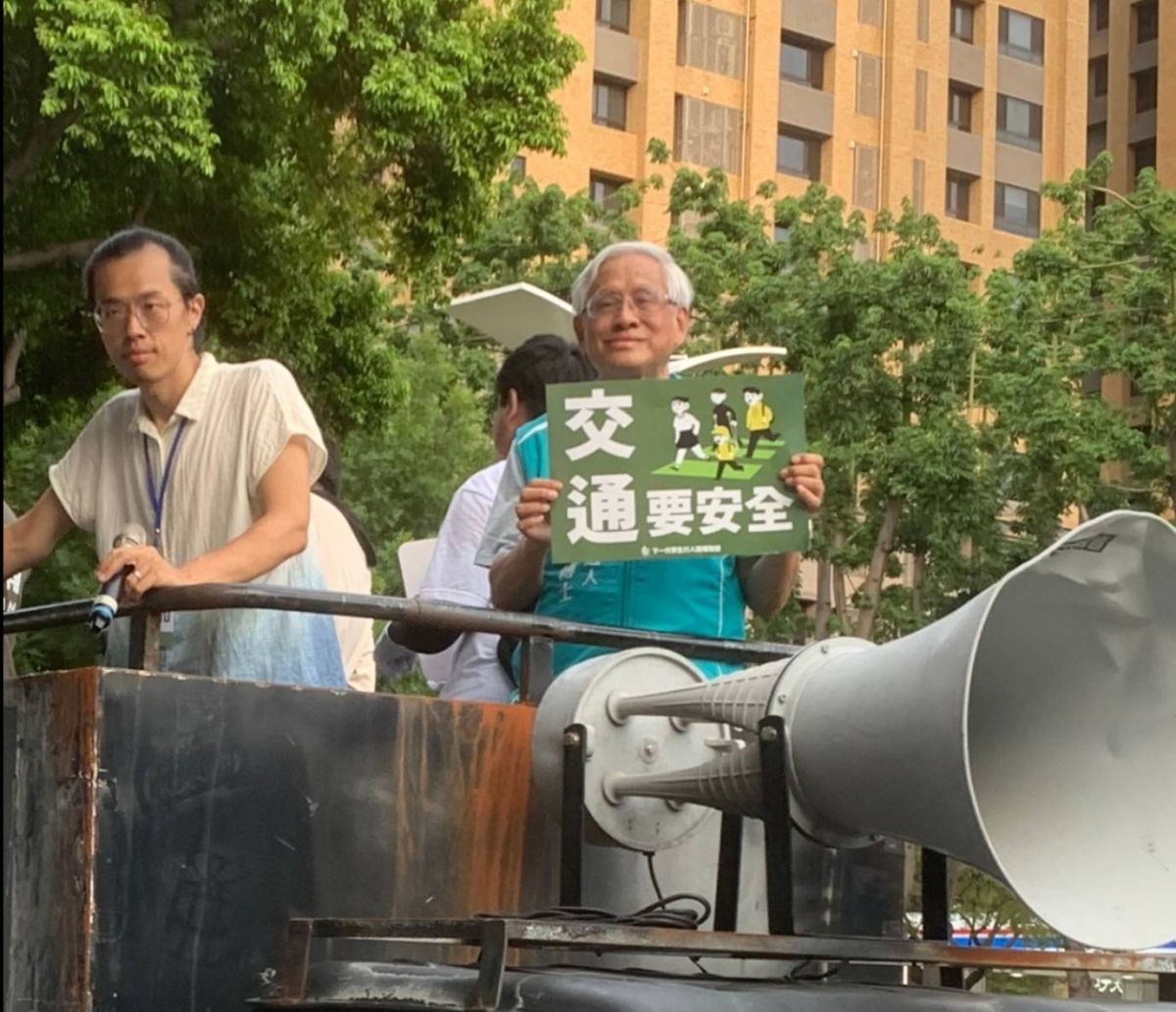 ▲高雄市第六選區立委參選人郭倍宏在參加下一代學生行人路權聯盟舉辦的「行人路權大遊行－捍衛我們的路」後要呼籲政府推動長遠的解決辦法。(圖／郭倍宏競選辦公室提供)