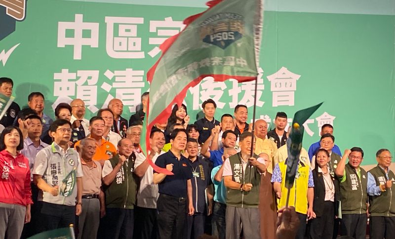 ▲賴清德下午在台中為中區宗教後援會授旗時，終於換上短袖polo衫。（圖／記者顏幸如攝，2023.07.23）