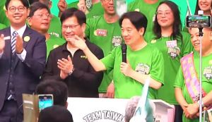 ▲賴清德在「全國青商人信賴台灣後援會」成立大會中，和大家一起穿綠Ｔ。（圖／翻攝畫面，2023.07.23）