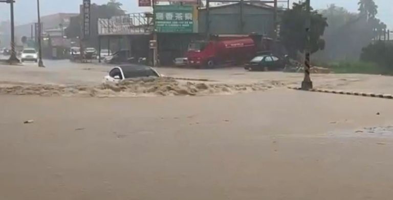 ▲南投竹山交流道水淹過膝，多部車輛拋錨。（圖／翻攝畫面）