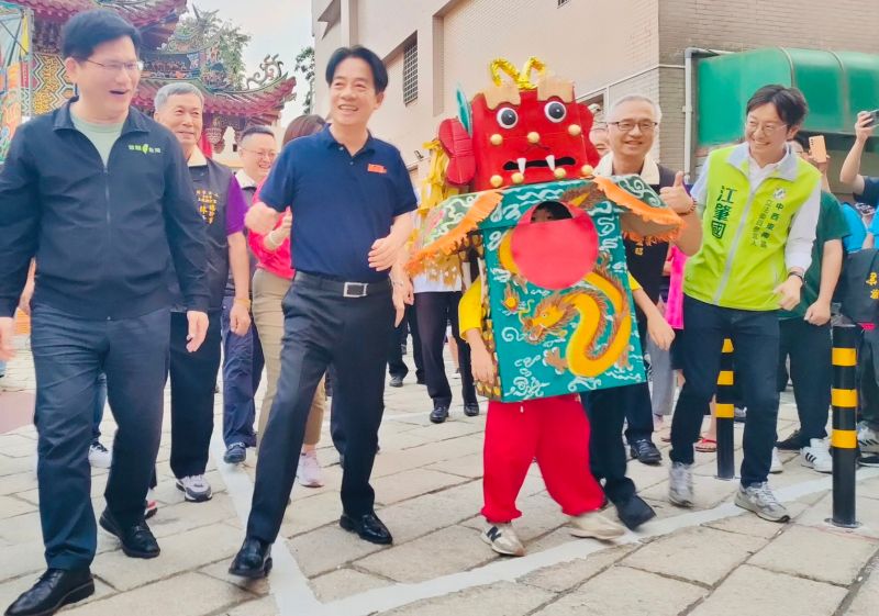 ▲賴清德童心大起,學小小千里眼踩七星步,玩得很嗨。(圖/記者柳榮俊攝,2023.07.23)