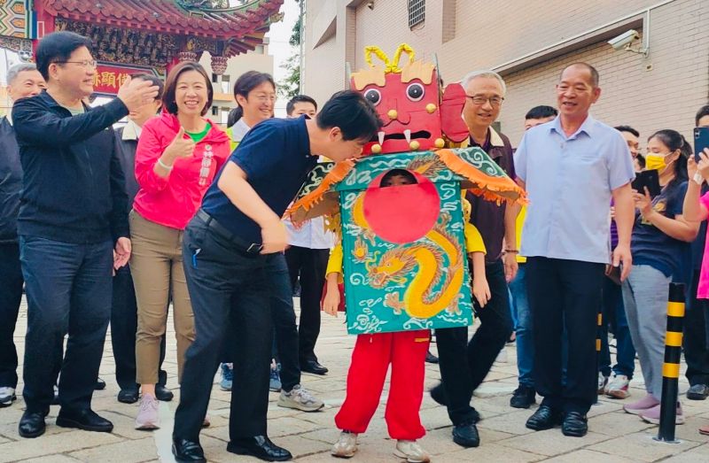 ▲賴清德低頭向小二童稱讚「你的暑假作業一百分」。(圖/記者柳榮俊攝,2023.07.23)