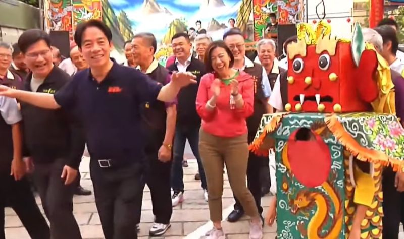 ▲賴清德學踩七星步,「小小千里眼」看得入神。(圖/翻攝畫面,2023.07.23)