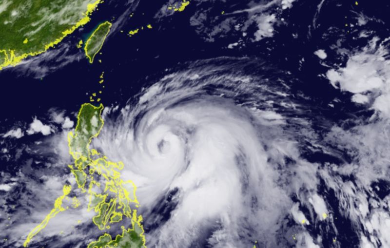 ▲杜蘇芮颱風今（23）日晚上8點增強為「中度颱風」，氣象局預計明（24）日晚上8點發布海上警報，後天早上預計發布陸上警報。（圖／翻攝向日葵8號衛星）