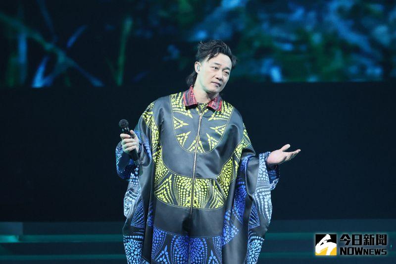 ▲陳奕迅近日來到南京開唱，台下有觀眾對他比中指，讓他心碎背對舞台演出。（圖／記者鄭孟晃攝）