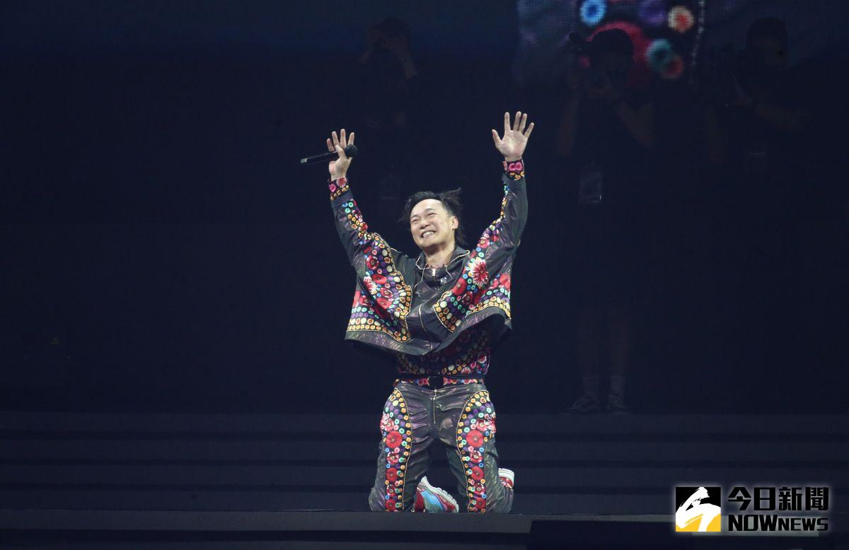 ▲台北小巨蛋1萬名粉絲，在演唱會上幫陳奕迅過生日，陳奕迅當場感謝下跪。（圖／記者鄭孟晃攝）