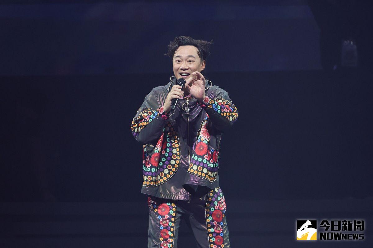 ▲陳奕迅創紀錄5大亮點，包含粉絲替他慶生，他下跪道謝；對於鍾愛的鹹水雞，大喊要它贊助。（圖／記者鄭孟晃攝）