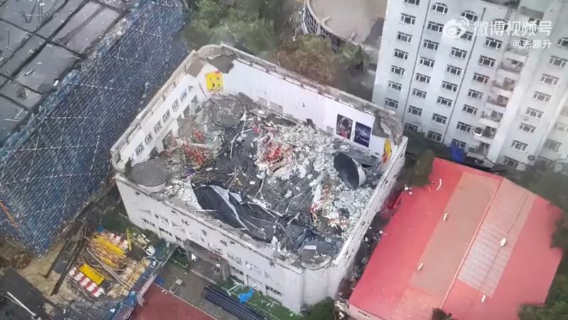 ▲黑龍江省齊齊哈爾市一所中學體育館發生坍塌事故，造成11人罹難。（圖／翻攝自微博）