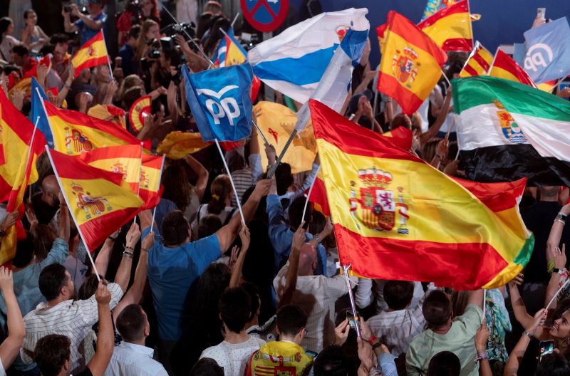 ▲西班牙23日舉行國會大選，在逾半選票完成計票後，執政的社會勞工黨與敵對的右翼人民黨所獲席次旗鼓相當。（圖／美聯社／達志影像）