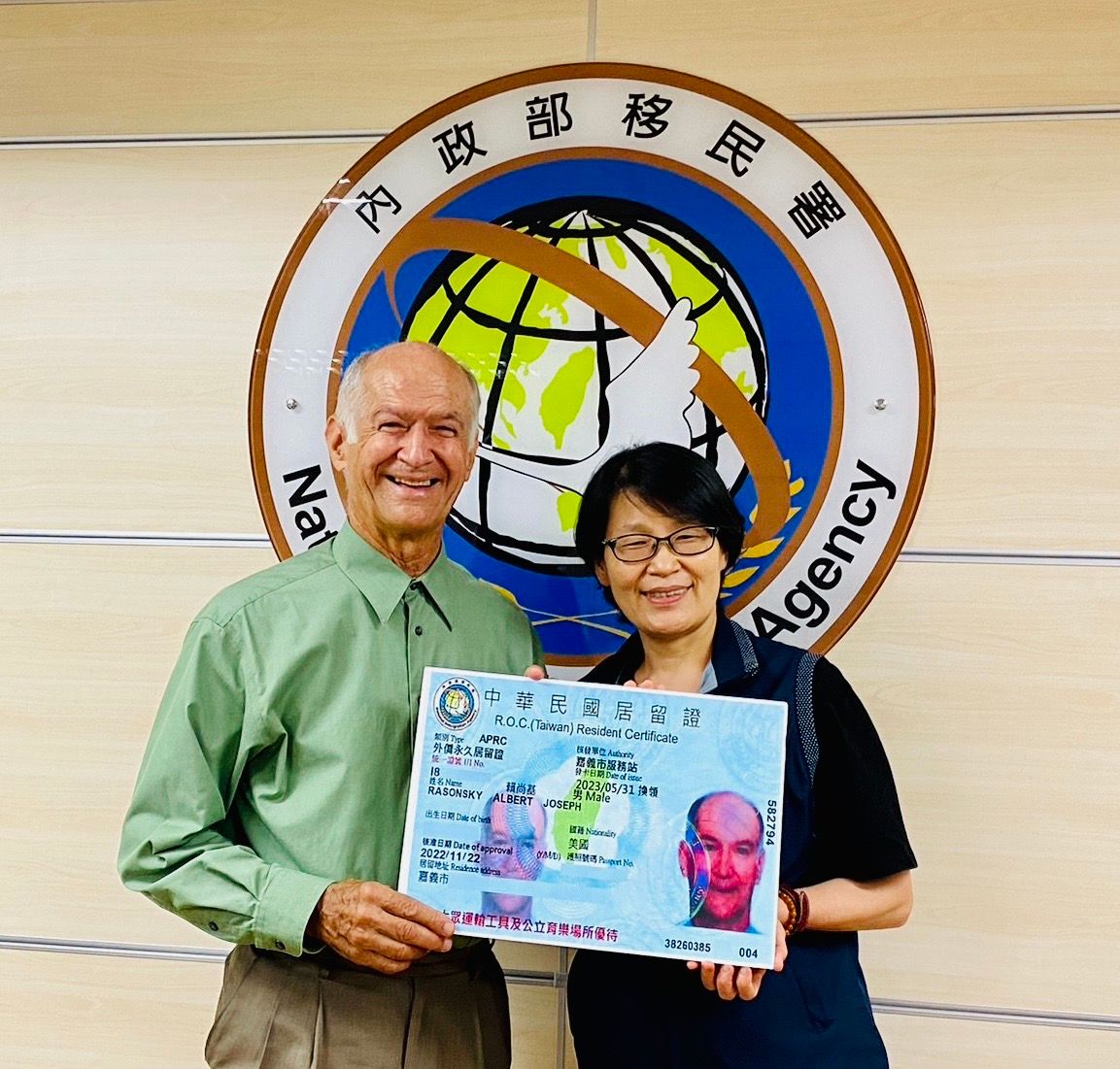 ▲移民署南區事務大隊嘉義市服務站黃艷薰主任頒發賴尚基先生馬偕計畫註記的永久居留證。（圖／移民署嘉義市服務站提供）