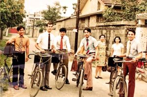 ▲賴尚基先生(左二)年輕時與其他傳道員騎腳踏車在台南地區向民眾傳遞福音。（圖／移民署嘉義市服務站提供）