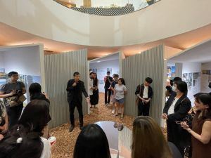 ▲策展人洪人傑導覽解說「大地無限：泰國台灣當代建築展」主題與策展設計特色。（圖／文化部提供）