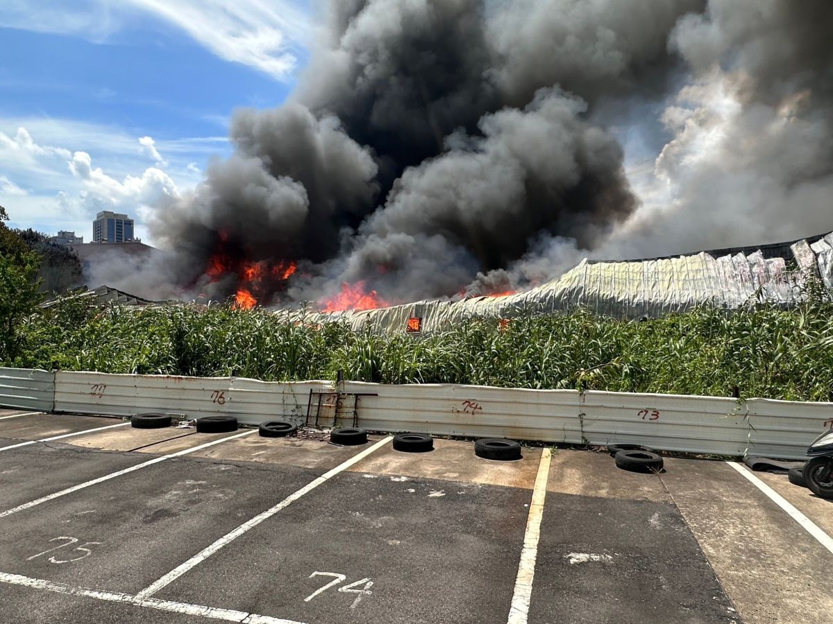 ▲24日上午，新北市泰山區泰林路二段，一處傢俱工廠發生火警，現場冒出大量濃煙，2名員工(男，30多歲、50多歲)燒燙傷送醫。（圖／翻攝畫面）