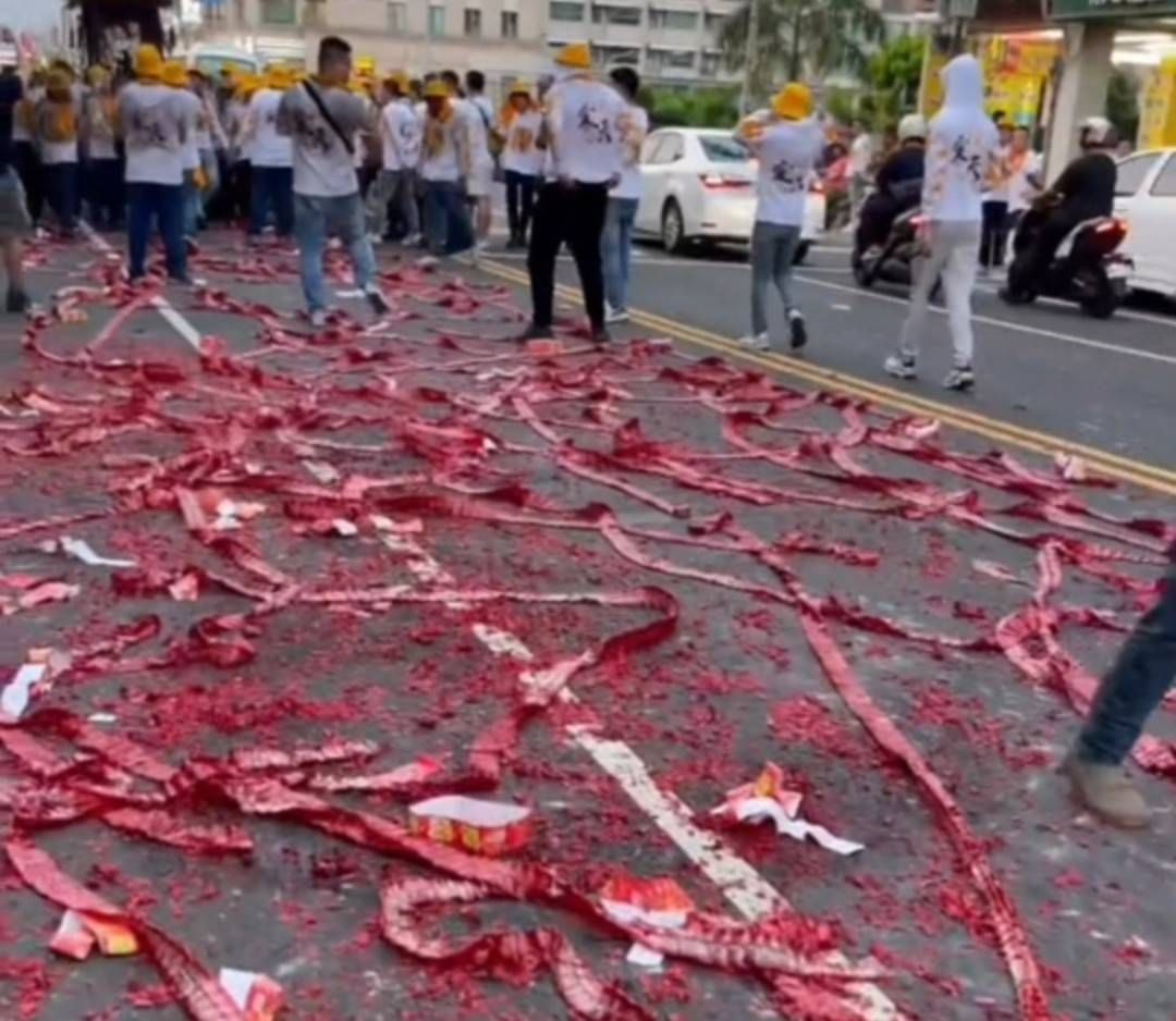 ▲高雄市左營區一間廟會前天遶境活動，在左營大路到左營下路馬路上，鋪滿紅色炮網，沿路燃放鞭炮，影響商家和居民生活品質。（圖／截自社會事新聞影音）