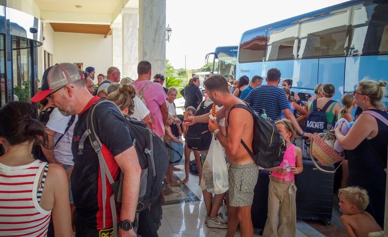 ▲希臘羅得斯島野火肆虐，成千上萬遊客和居民被迫撤離。（圖／美聯社／達志影像）