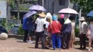 ▲阿伯「唱歌發紅包」活動吸引不少民眾排隊。(圖/翻攝記者爆料網) ▲阿伯「唱歌發紅包」活動吸引不少民眾排隊。(圖/翻攝記者爆料網)