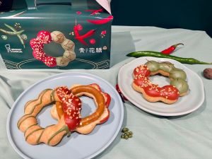 ▲麻辣花生醬波堤（圖左）可是融合麻辣鍋必吃的麻辣與花生口味。（圖／記者蕭涵云攝）