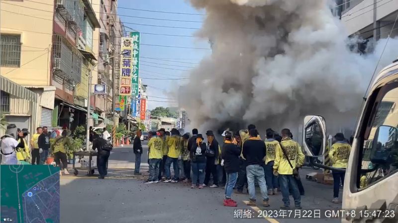 ▲環保局現場蒐證遶境活動燃放鞭炮，產生大量明顯粒狀污染物。（圖／翻攝畫面）