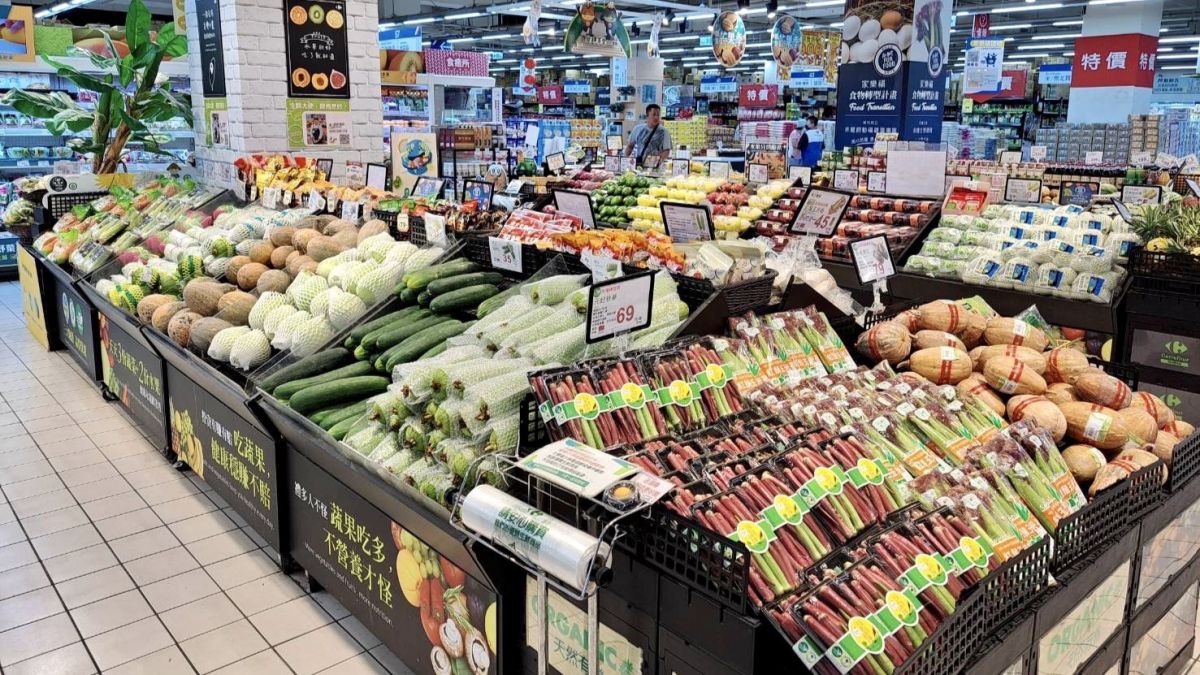 ▲食藥署今（25）日公布今年5到6月蔬果農產品農藥殘留監測結果，有90件不符合規定，有不少知名賣場和店家都中標。（圖／家樂福提供）