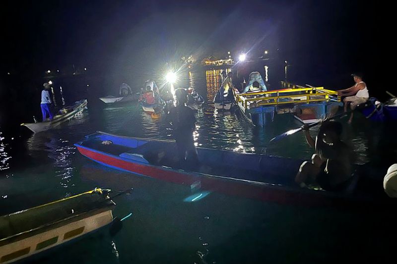 ▲一艘渡輪今天在印尼蘇拉威西島（Sulawesi）外海沉沒，造成至少15人喪命，另外19人下落不明。（圖／美聯社／達志影像）
