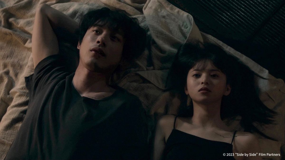 ▲《謎樣的你》中，坂口健太郎（左）是齋藤飛鳥的前男友。（圖／原創娛樂）