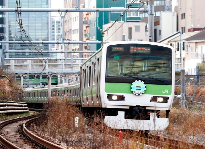 ▲日本市調機構調查搭乘電車14項最令人反感的「迷惑行為」。圖為日本JR山手線電車示意圖。（圖／美聯社／達志影像）