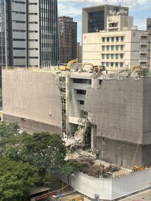 ▲北市信義區公所舊址鷹架「大範圍崩塌」，所幸無人員受傷。（圖／翻攝畫面）
