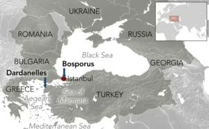 ▲土國控制著達達尼爾海峽（Dardanelles）和博斯普魯斯海峽（Bosporus），可說是黑海與全球其他水道通行的必經之路。藍色箭頭處。（圖／翻攝自日經亞洲）