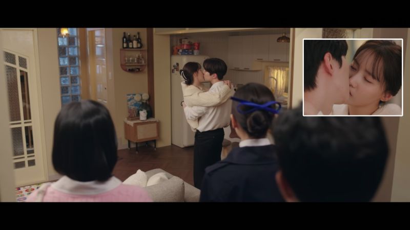 ▲《歡迎來到王之國》第12集中，2PM李俊昊、少女時代林潤娥（白衣者）的接吻畫面引起討論。（圖／Netflix）