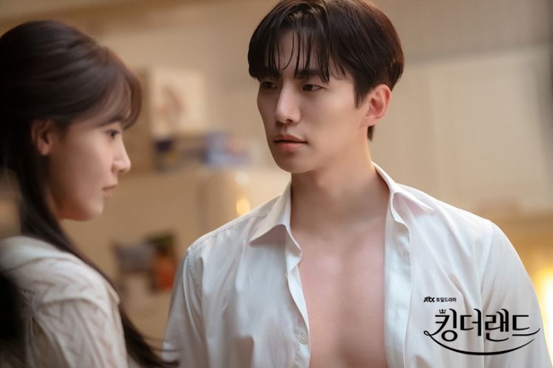 ▲劇中，俊昊（右）追求潤娥相當高調。（圖／JTBC官網）