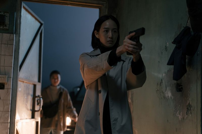 ▲張鈞甯在《查無此心》中，扮演幹練女警，她在家勤練槍、擒拿術，意外嚇壞媽媽。（圖／華映）