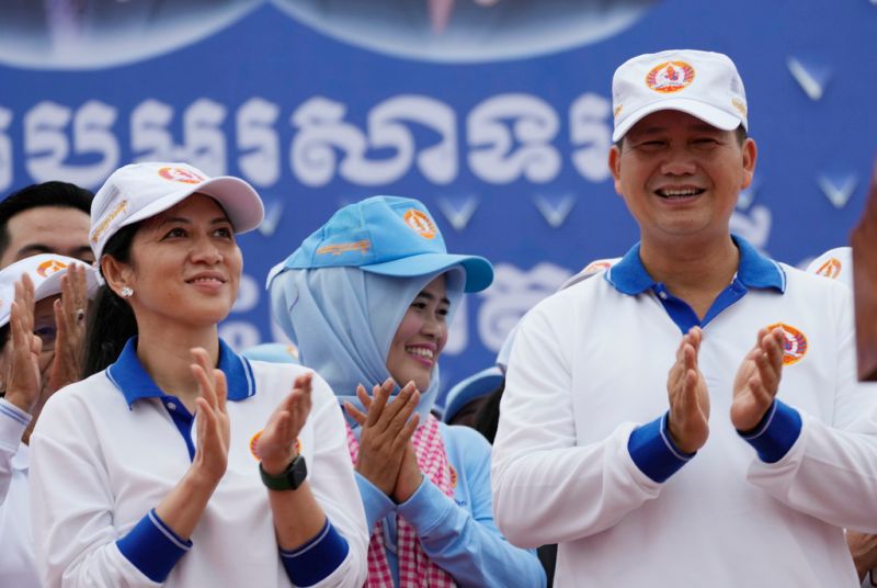 ▲柬埔寨總理洪森長子洪馬內與妻子Pich Chanmony一起參與競選活動。（圖／美聯社／達志影像）