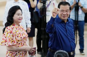 ▲柬埔寨總理洪森與妻子文拉妮23日赴投票所投票。（圖／美聯社／達志影像）